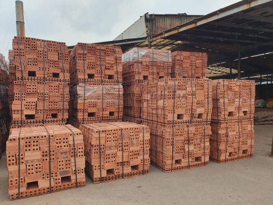 xe nâng điện trong ngành gạch tuynel