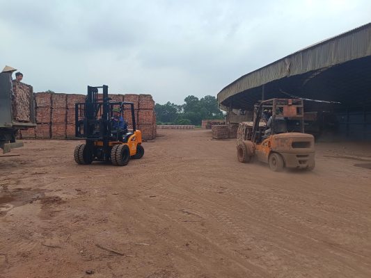 xe nâng điện trong ngành gạch tuynel 
