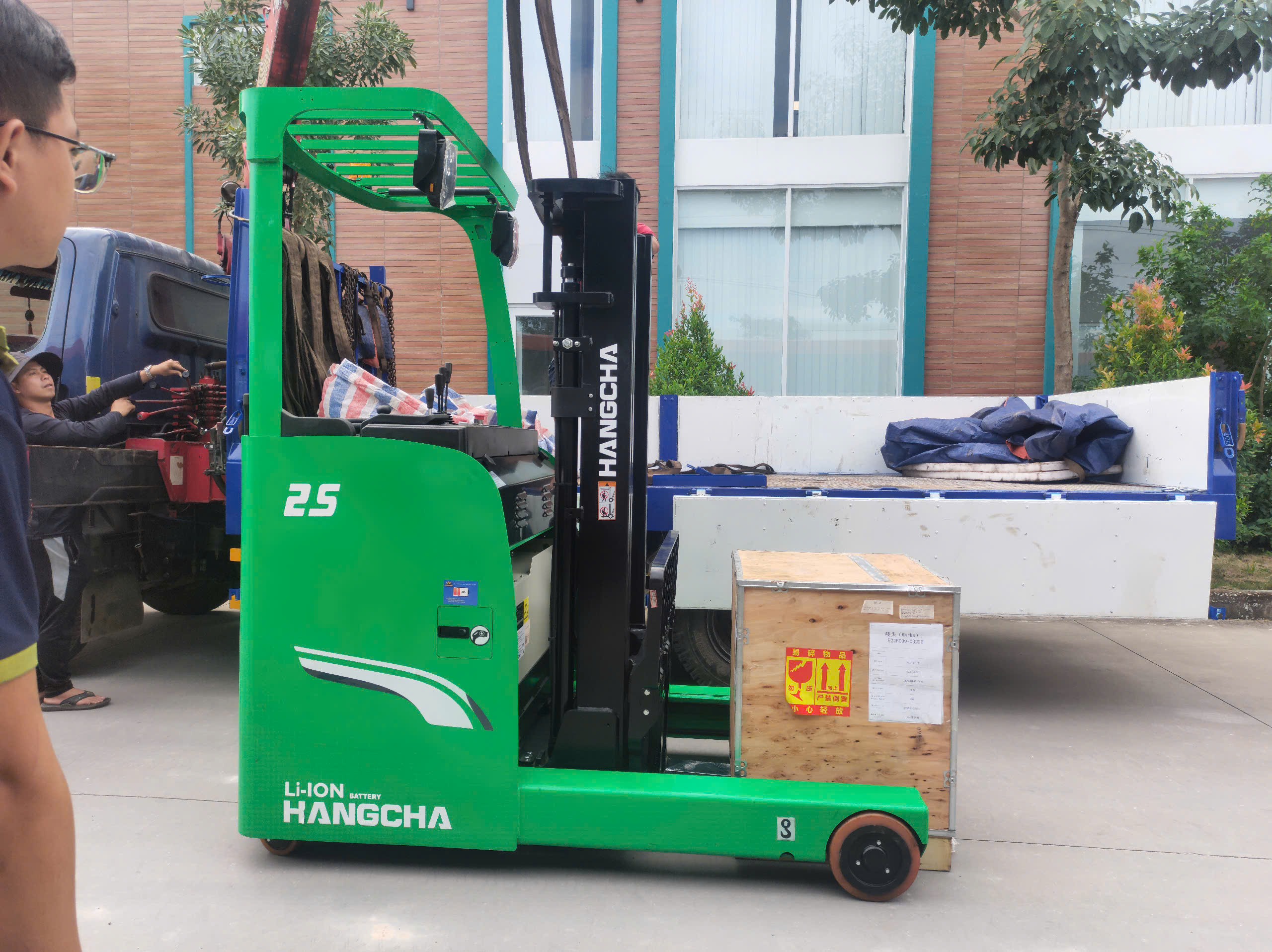 reach truck đứng lái hangcha 2.5 tấn