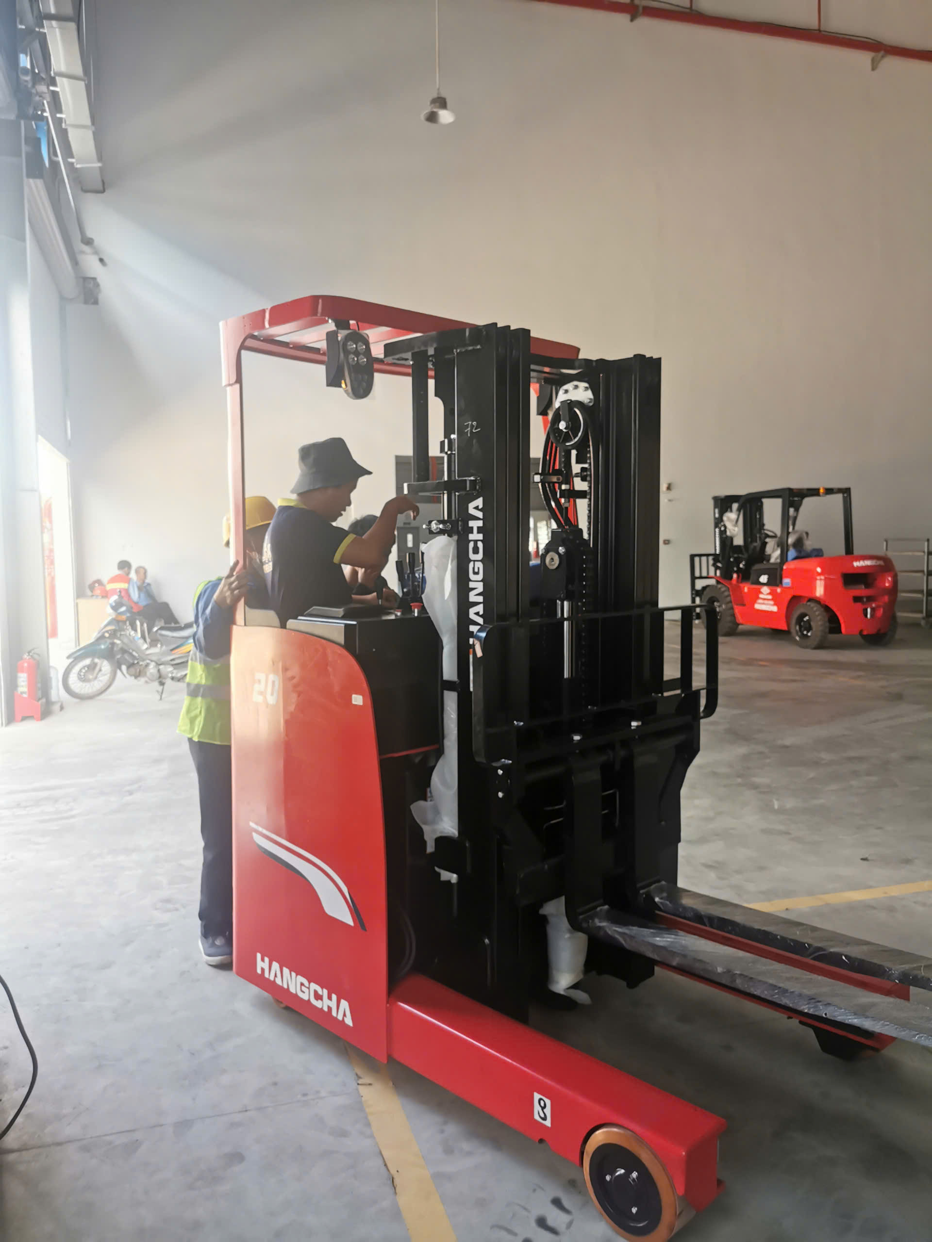 xe nâng điện CQD20 reach truck 2 tấn
