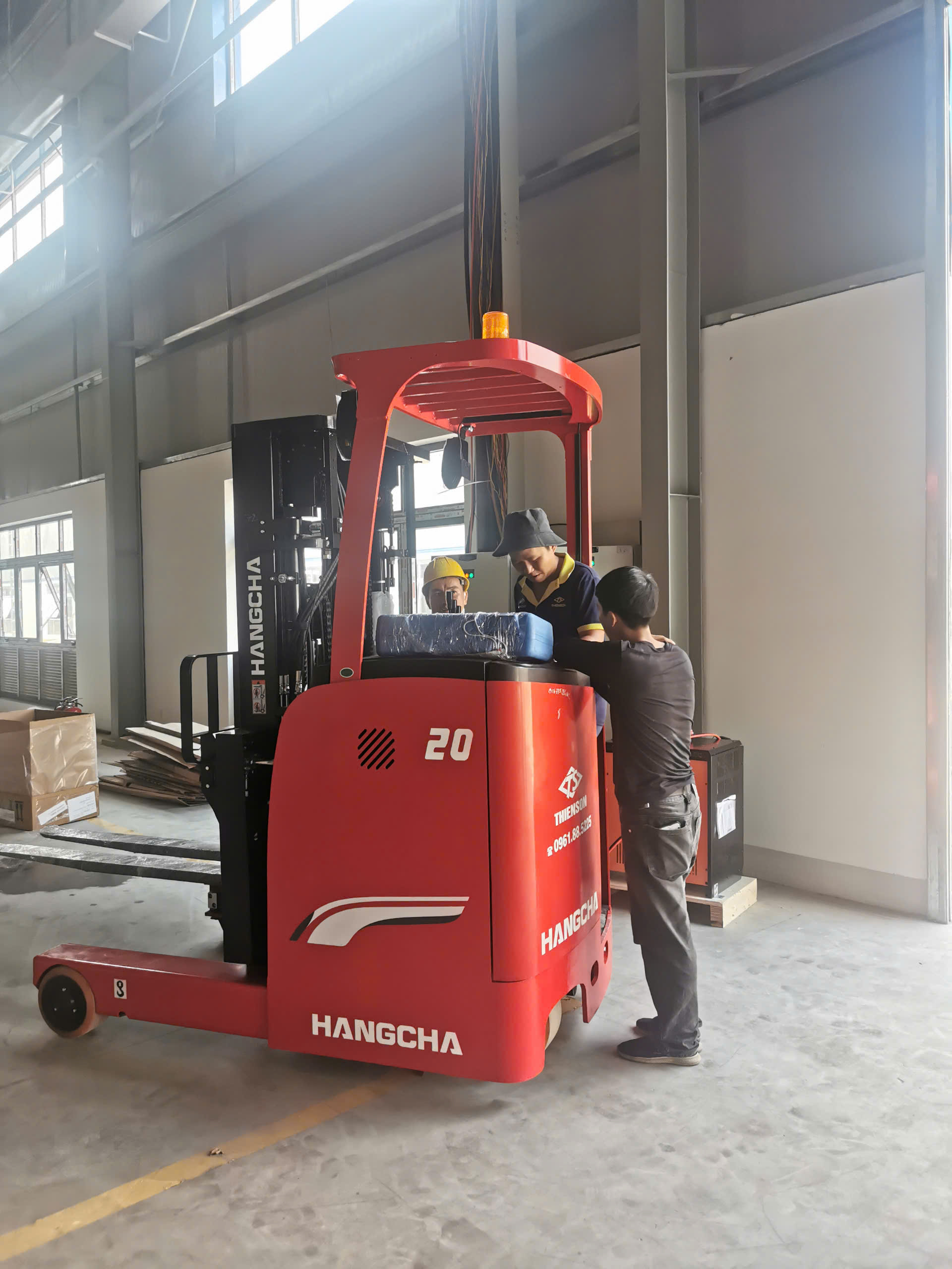 xe nâng điện đứng lái 2 tấn reach truck
