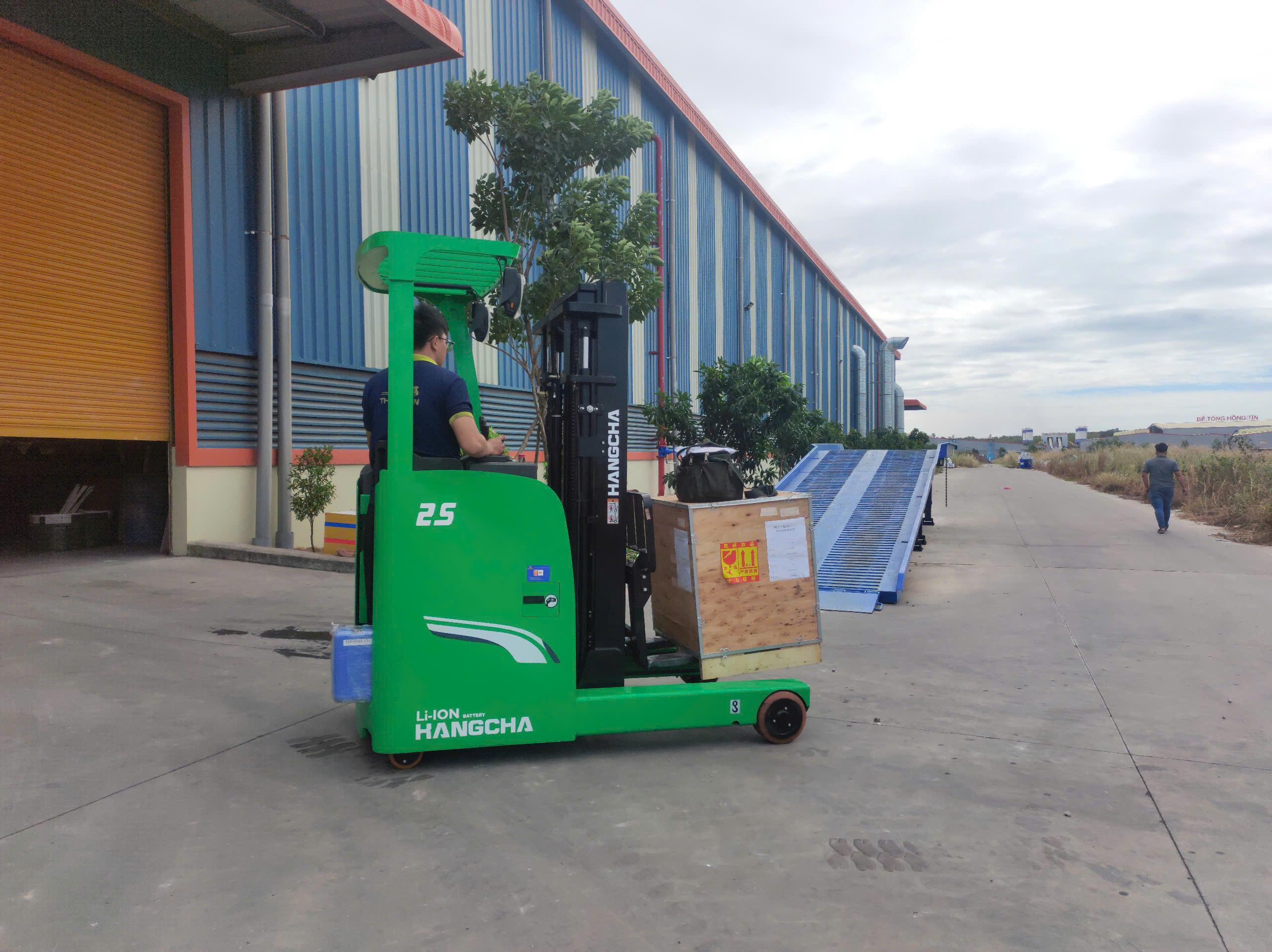 xe nâng điện đứng lái 2.5 tấn
