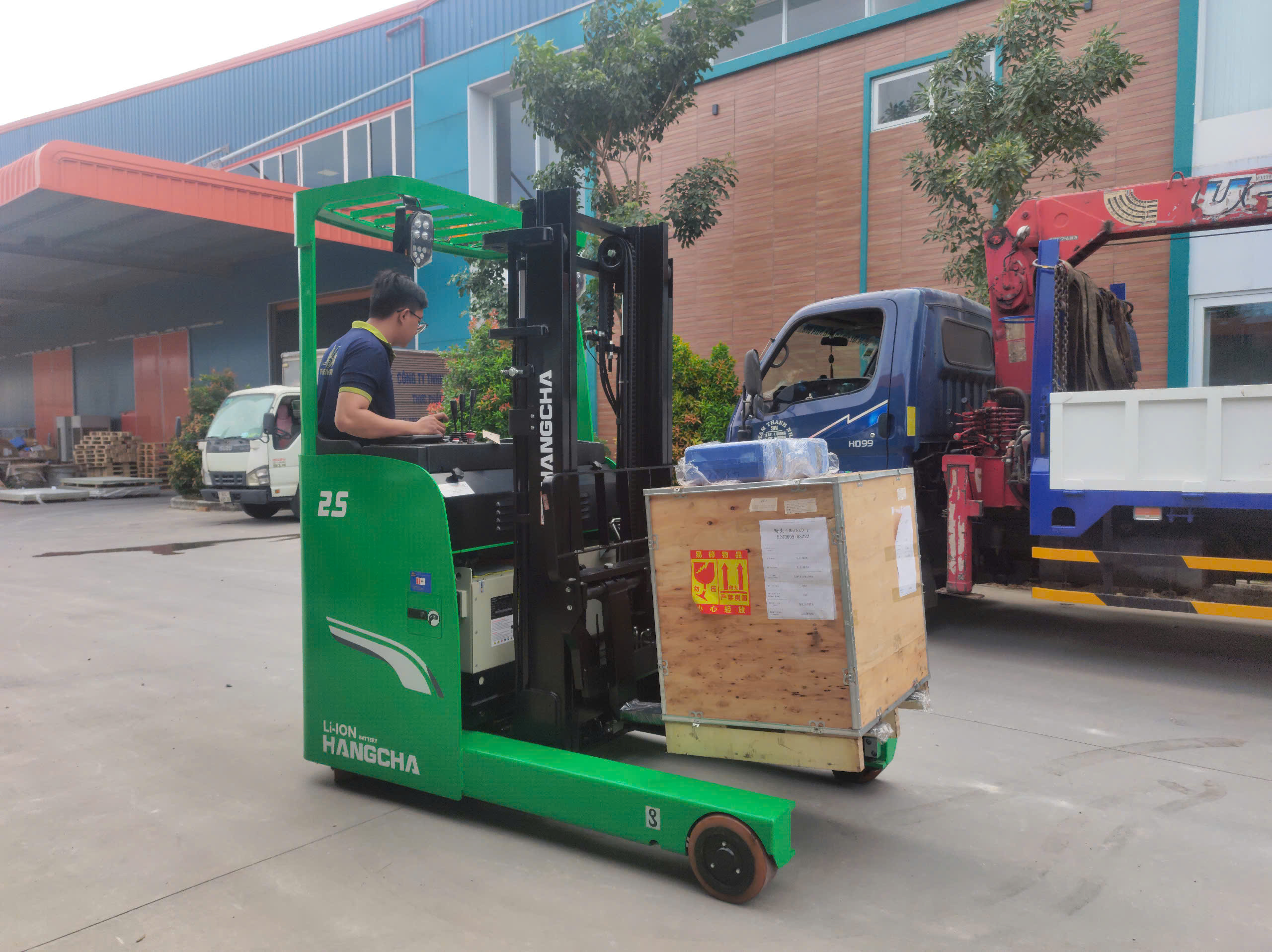 xe nâng đứng lái reach truck 2.5 tấn